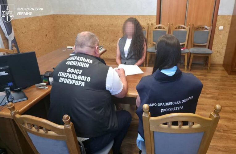Прокурор з Франківщини за 1000 доларів “допомагала” чоловіку отримати бронь