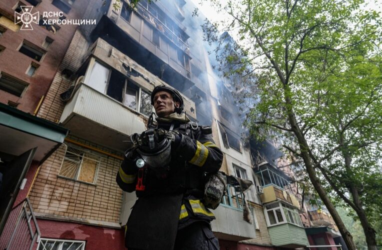 РФ атакувала Херсон: є жертви і поранені
