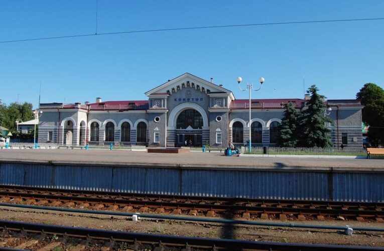 РФ атакувала залізничне депо у Конотопі: є жертва і поранені