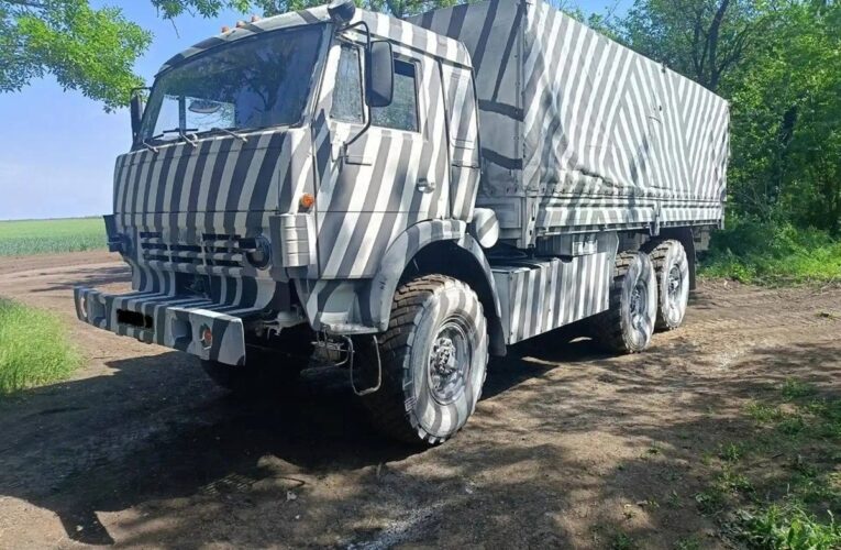 Росіяни почали фарбувати техніку “під зебру”