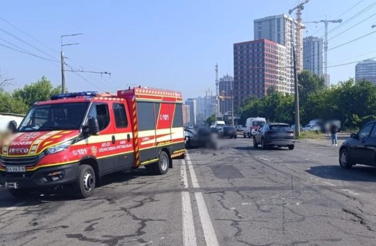 Смертельна ДТП в Києві на Виноградарі: рух ускладнений в обох напрямках