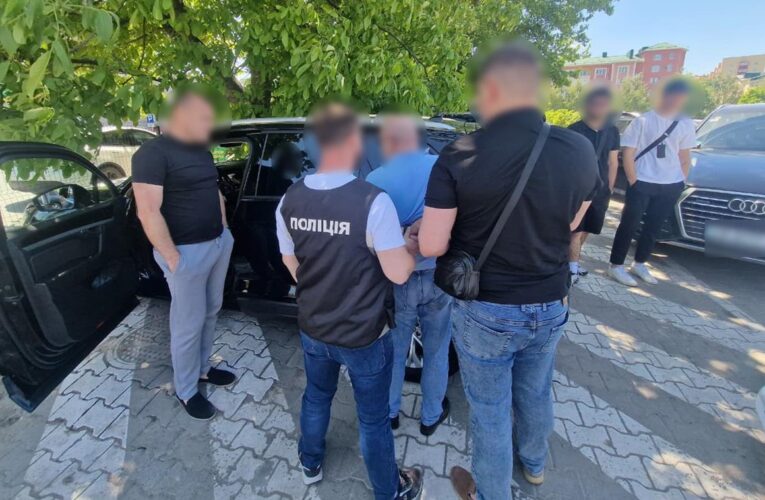 У Чернівцях псевдогенерал за $6000 “знімав” із військового обліку