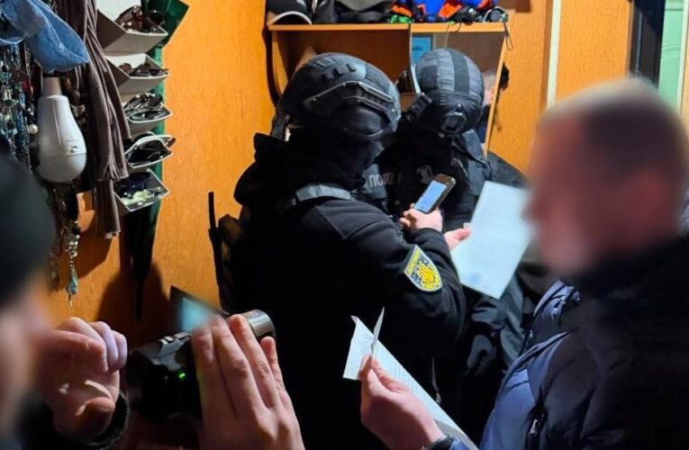 У Києві 18-річний хлопець “продавав” військовим ЗСУ неіснуючі пікапи