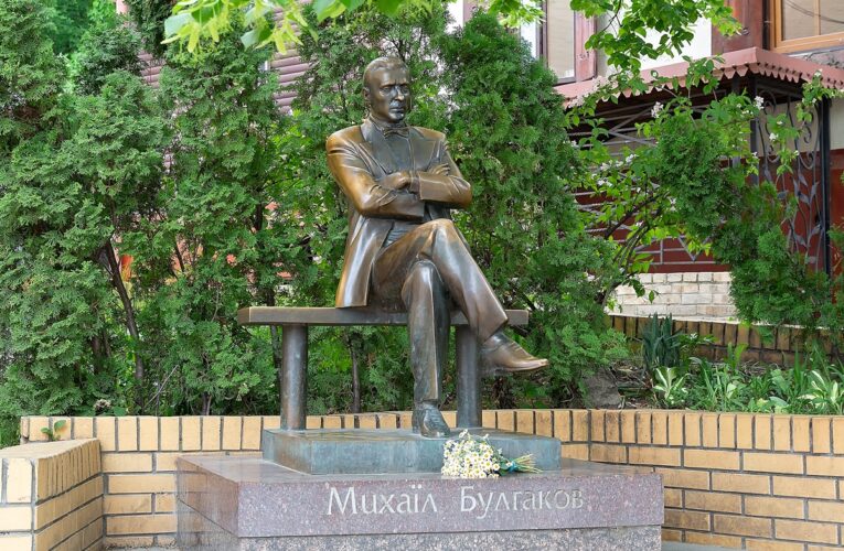 У Києві демонтували памʼятник Булгакову