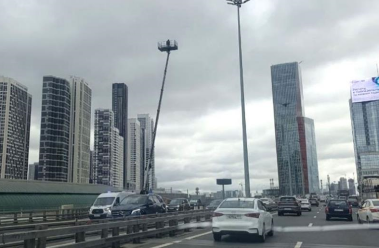 У Москві з’являються автовишки з військовими для відстрілу дронів