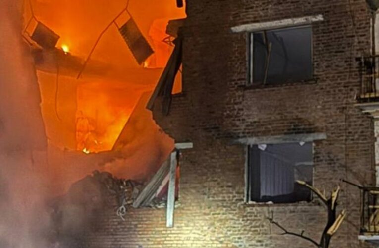 У Сумах дрон РФ влучив у балкон багатоповерхівки
