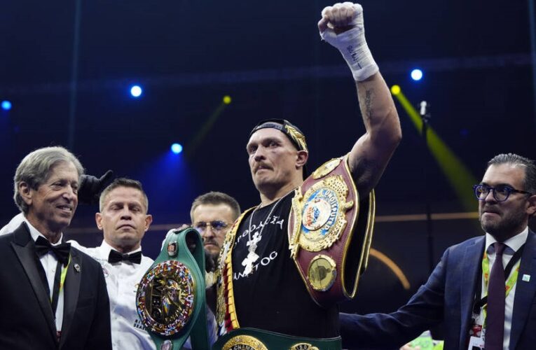 Усик відмовився від усіх чемпіонських поясів