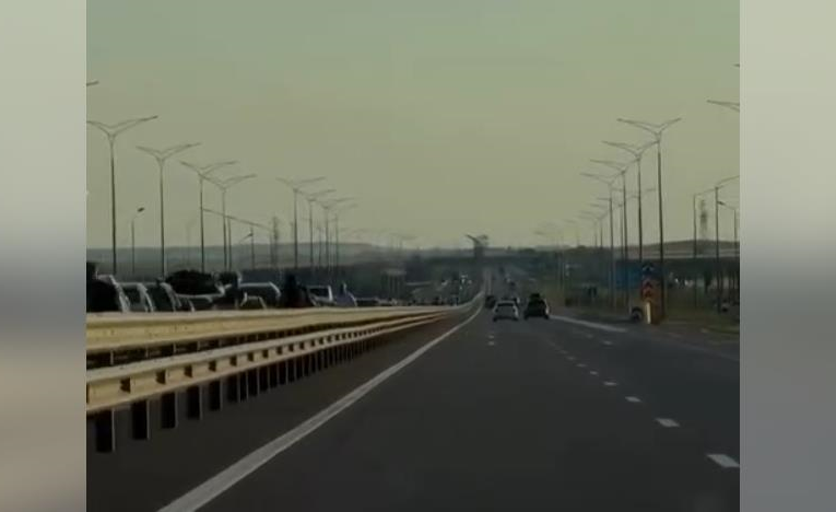 З Криму масово виїжджають люди, на Кримському мосту кількатисячні черги