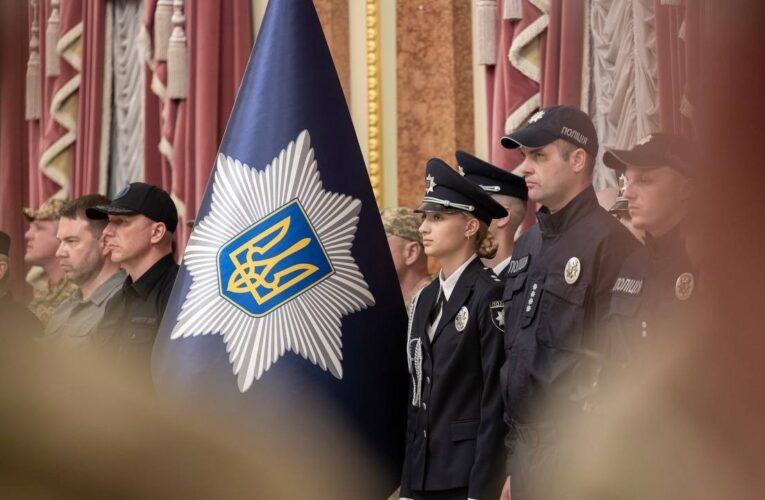 Президент Володимир Зеленський вручив державні нагороди поліцейським та воїнам підрозділів поліції