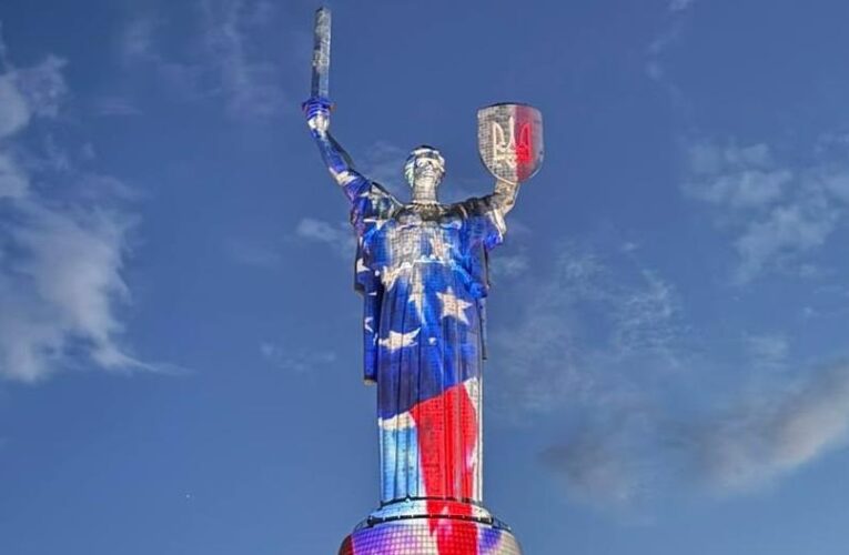 Батьківщину-мати підсвітили у кольори прапора США