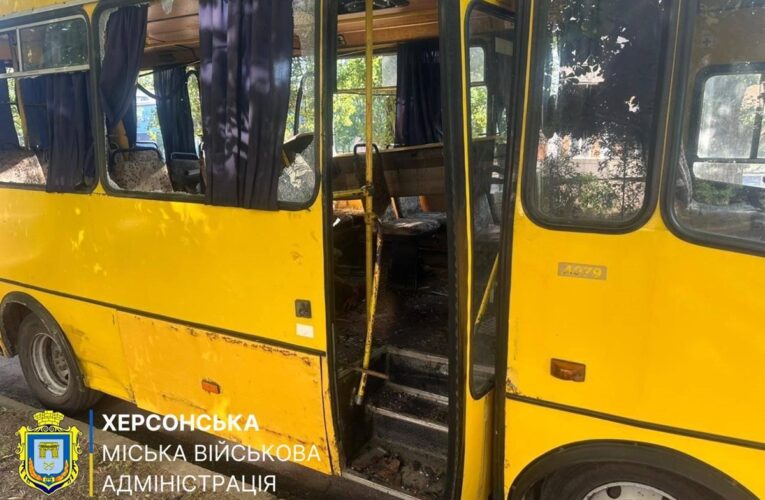 Дрон РФ атакував маршрутку у Херсоні: є жертви