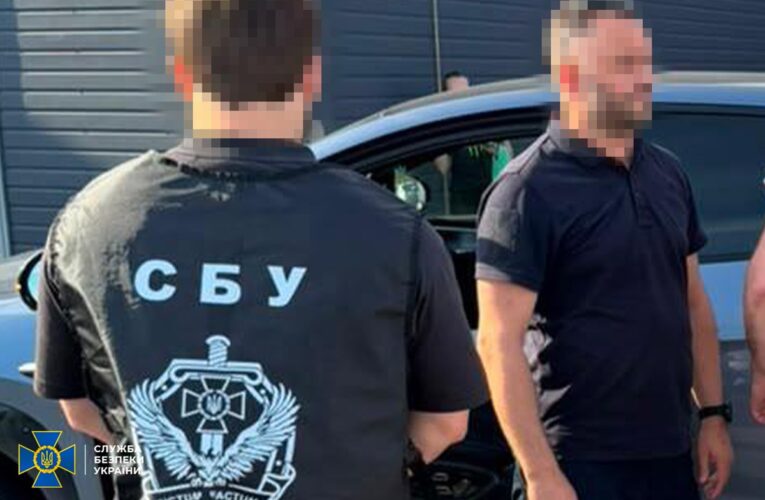 Двох посадовців митної служби викрили на корупційних схемах