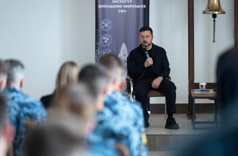Володимир Зеленський зустрівся з випускниками та курсантами Інституту Військово-Морських Сил