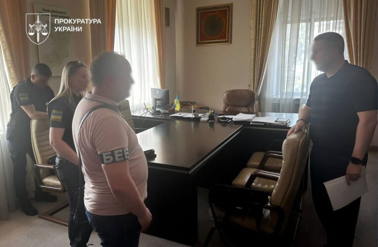 Мільйонні збитки: троє посадовців митниці отримали підозру