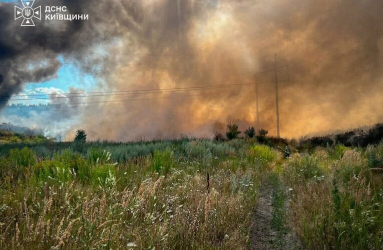 На Київщині другу добу гасять масштабну пожежу на сміттєзвалищі