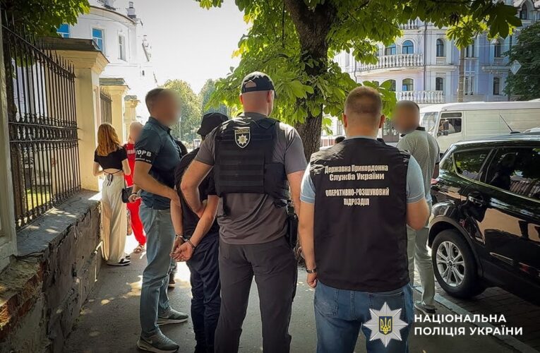 На Сумщині пара продавала “батьківство” для виїзду чоловіків за кордон