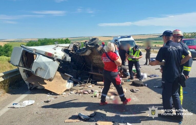На трасі Одеса-Київ маршрутка врізалася у фуру: є жертви