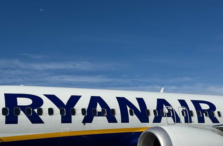 Пасажира затягнуло у розбите вікно літака Ryanair