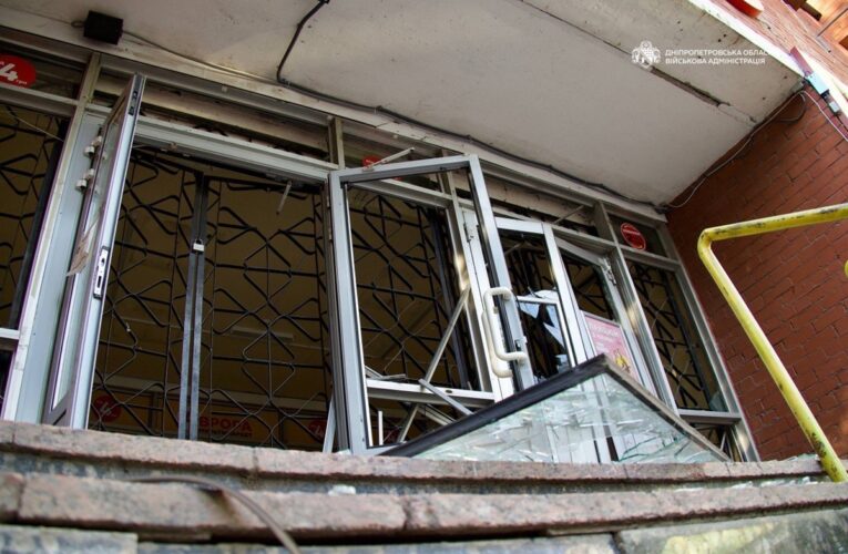 Після удару РФ у Дніпрі скаржаться на запах аміаку