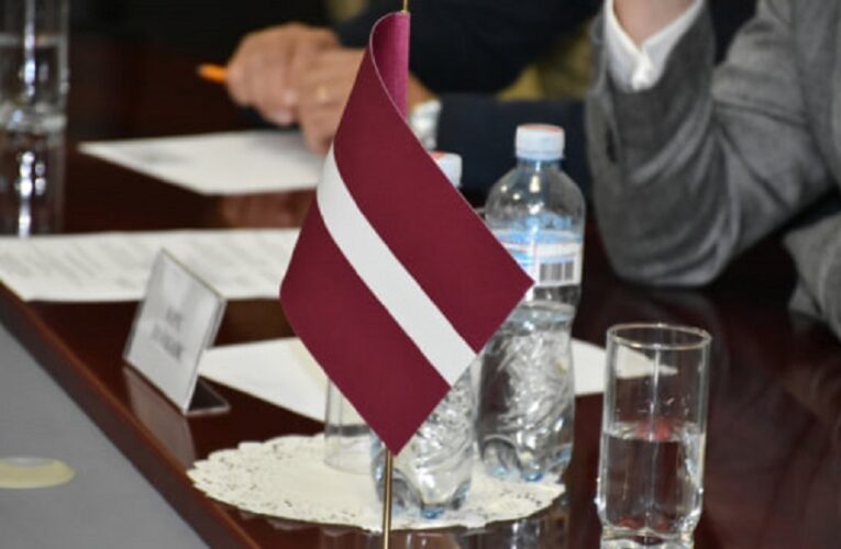 РФ пошкодила консульство Латвії у Слов’янську: реакція Зеленського