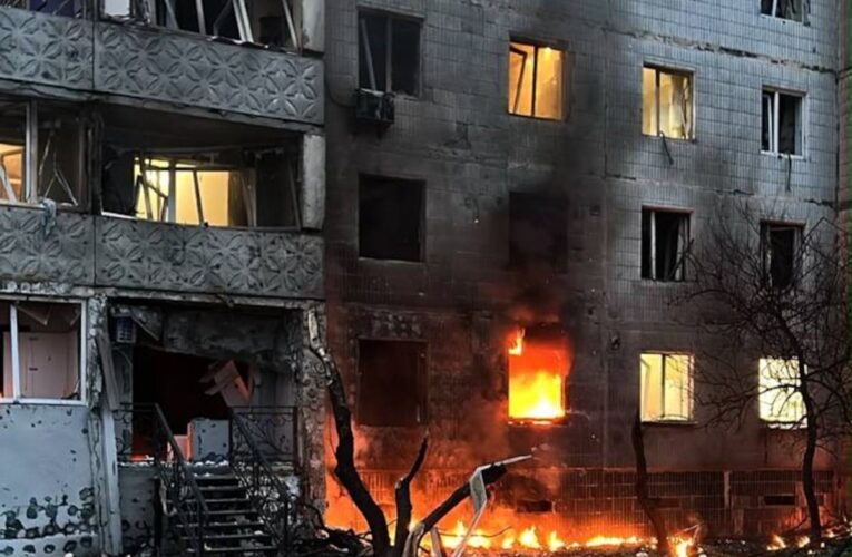 РФ вдарила по багатоповерхівці у Сумах: постраждали діти