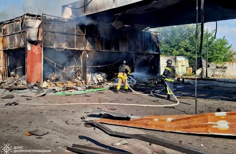 Росіяни вдарили по АЗС на Дніпропетровщині: є загиблий та поранені