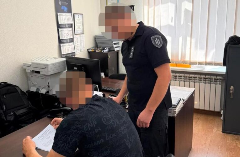 Силове затримання біля ТЦК у Полтаві: поліцейський зламав руку чоловіку
