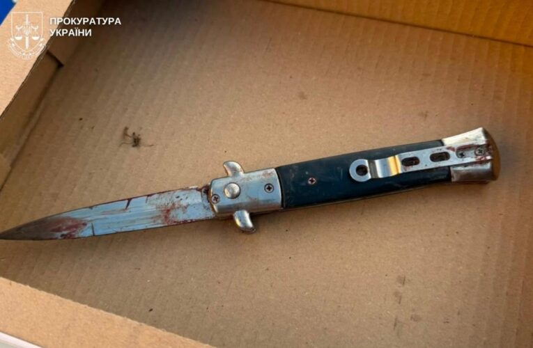 Студент із ножем напав на перехожих у Києві: один чоловік у комі