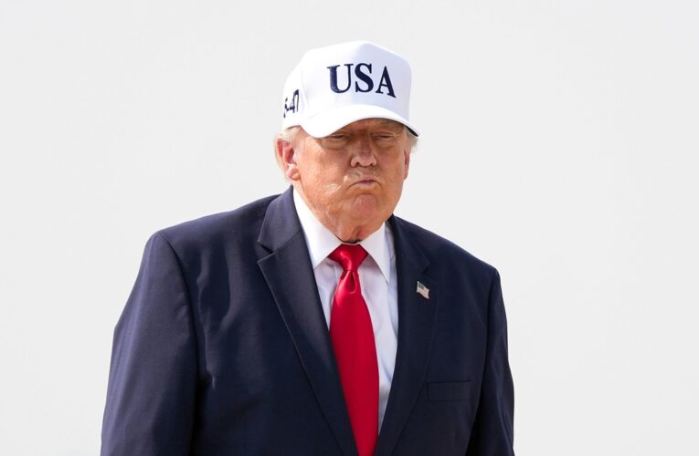 Трамп показав макет нової купюри зі своїм підписом