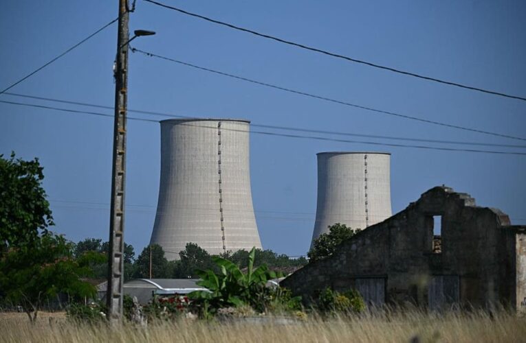 У Франції терміново зупинили три ядерні реактори