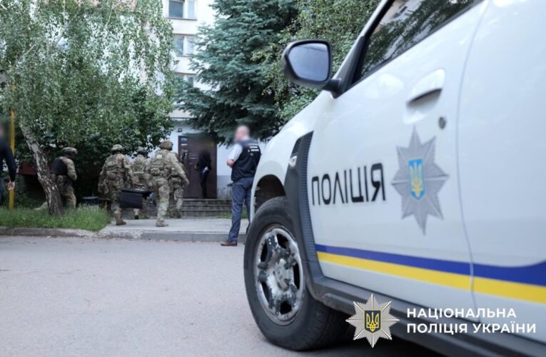 У Харкові чоловік кинувся з ножем на ТЦК: поліція відкрила вогонь