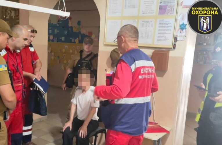 У Києві чоловік із ножем зайшов до ліцею