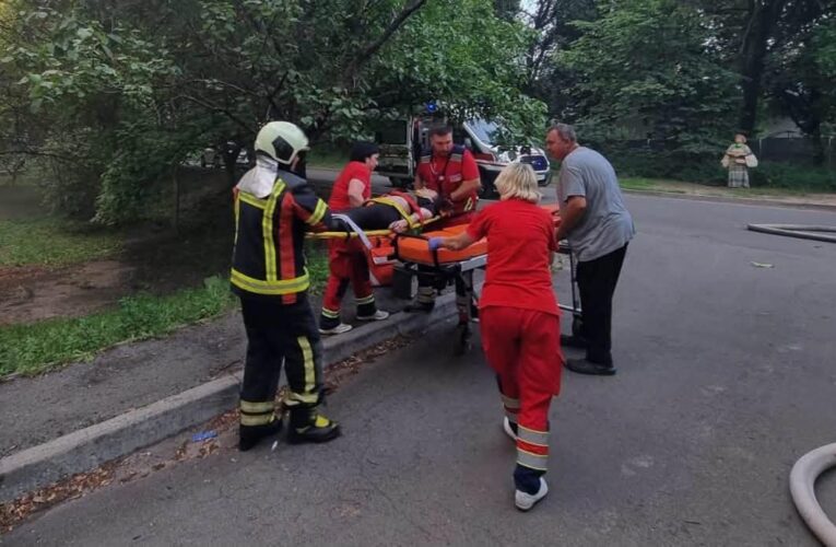 У Києві жінка вижила після падіння з балкону під час пожежі