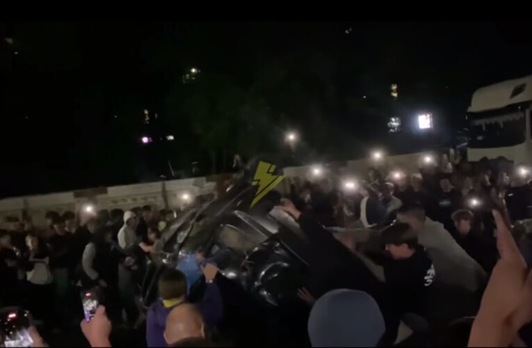 У Львові натовп перекинув авто ТЦК