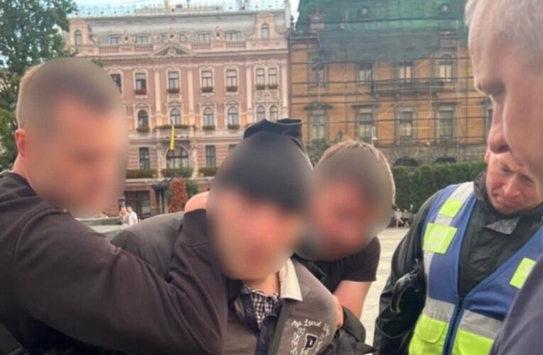 У Львові затримали озброєного ножем чоловіка з психічними розладами