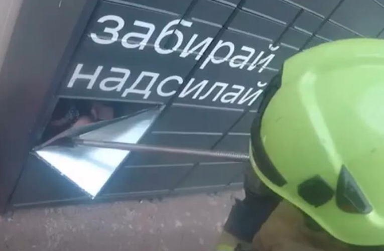 У Рівному дівчина “закрилась” у поштоматі