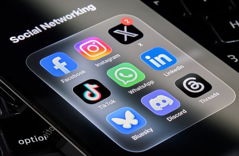 У роботі Facebook та Instagram стався масштабний збій