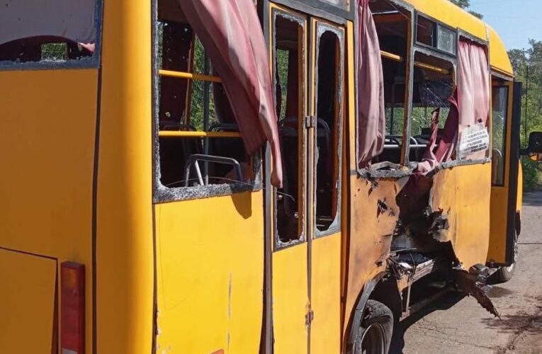 У Слов&rsquo;янську автобус потрапив під обстріл, є поранені
