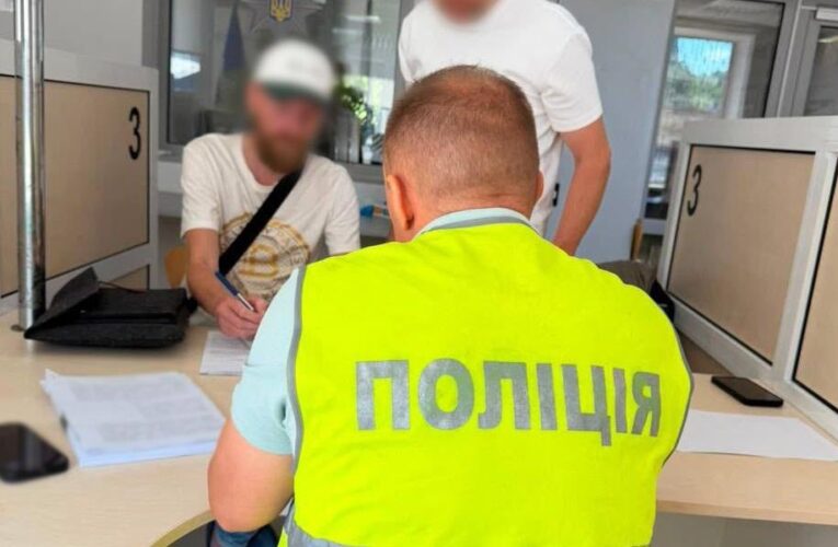 Зачинив собаку на балконі в спеку: киянину повідомили про підозру