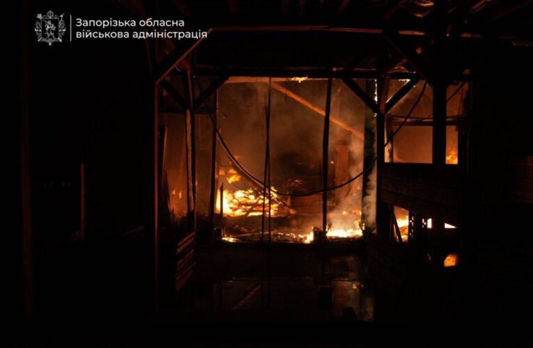 Армія РФ атакувала ферму на Запоріжжі: спалахнула пожежа, є поранений