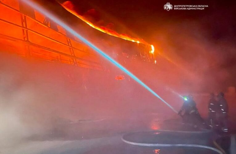 Атака РФ: під Дніпром вирує масштабна пожежа на складах