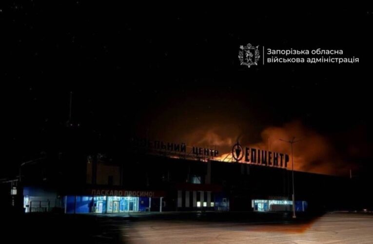 Атака РФ: у Запоріжжі знову горить торговий центр