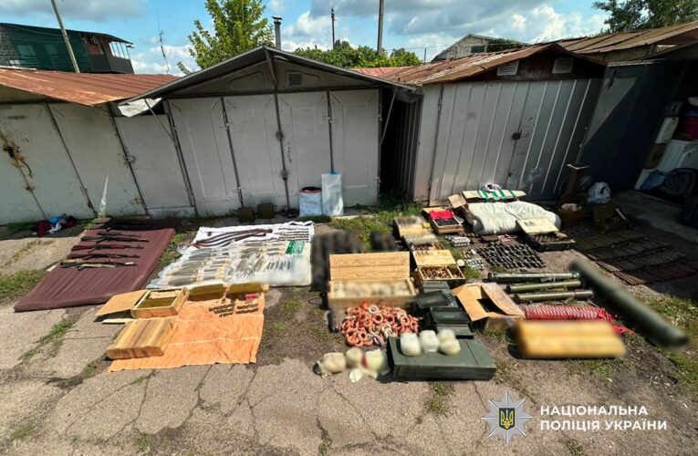 Автомати, гранатомети та тисячі набоїв: на Черкащині вилучили склад зброї