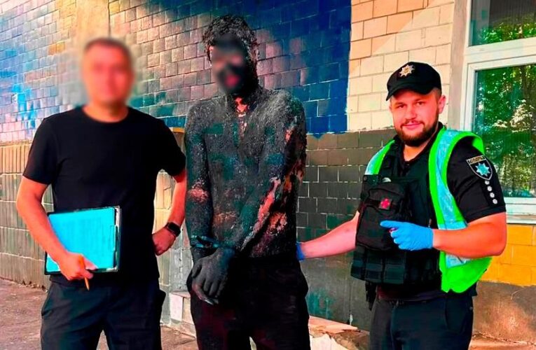 Киянин стрибнув у бочку зі смолою, щоб пограбувати магазин