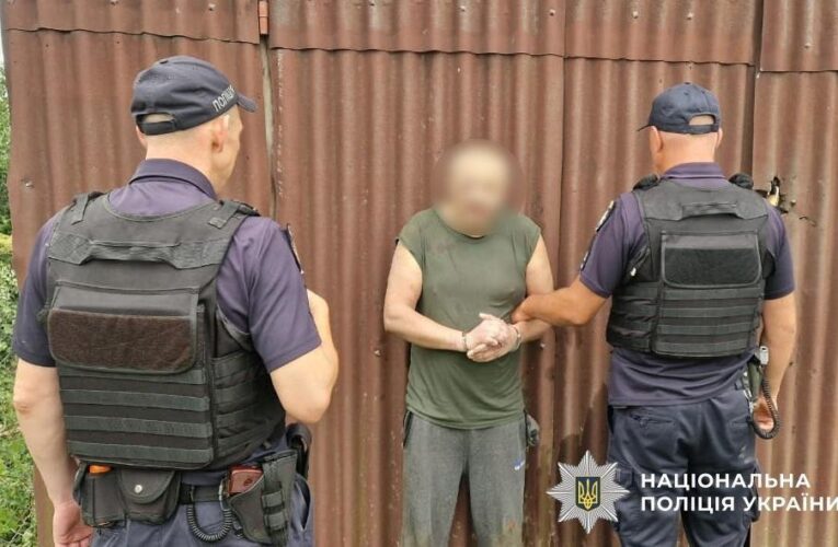 На Буковині затримали чоловіка, який поранив двох поліцейських