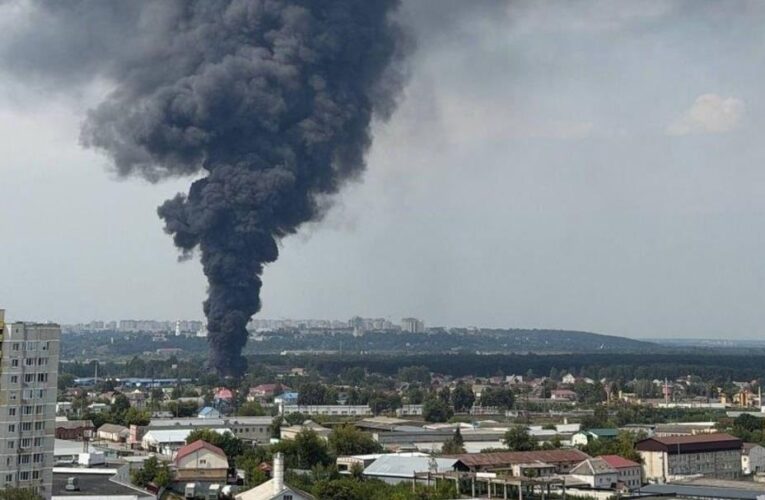 Після вибухів у Брянську вирує масштабна пожежа