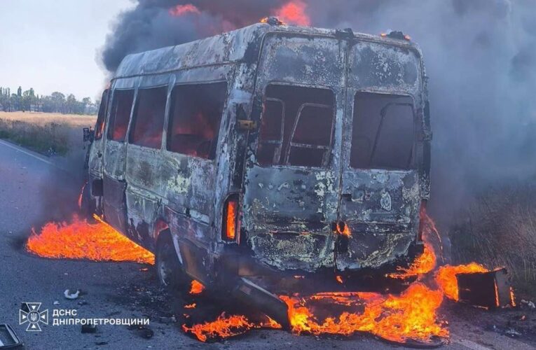 Росіяни вдарили дроном по маршрутці на Дніпропетровщині