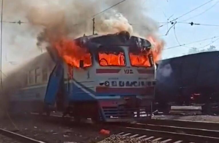 Росіяни вдарили по поїзду на Харківщині, є загибла
