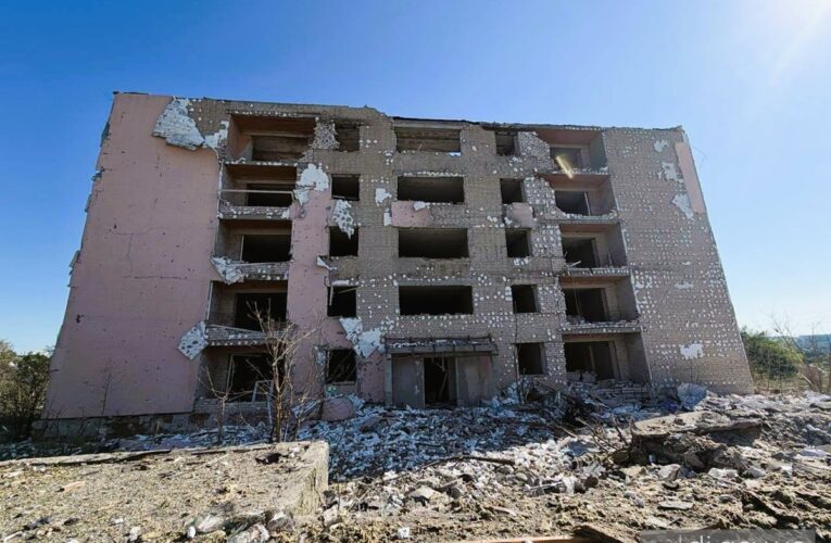 Росіяни зруйнували гуртожитки переселенців на Харківщині