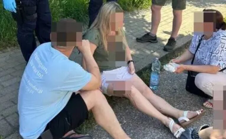 У Польщі пенсіонер побив українку палицею
